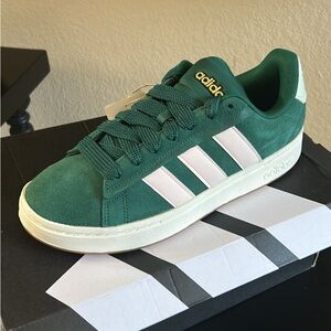 NWT Women’s Adidas Green and White Sneakers 10